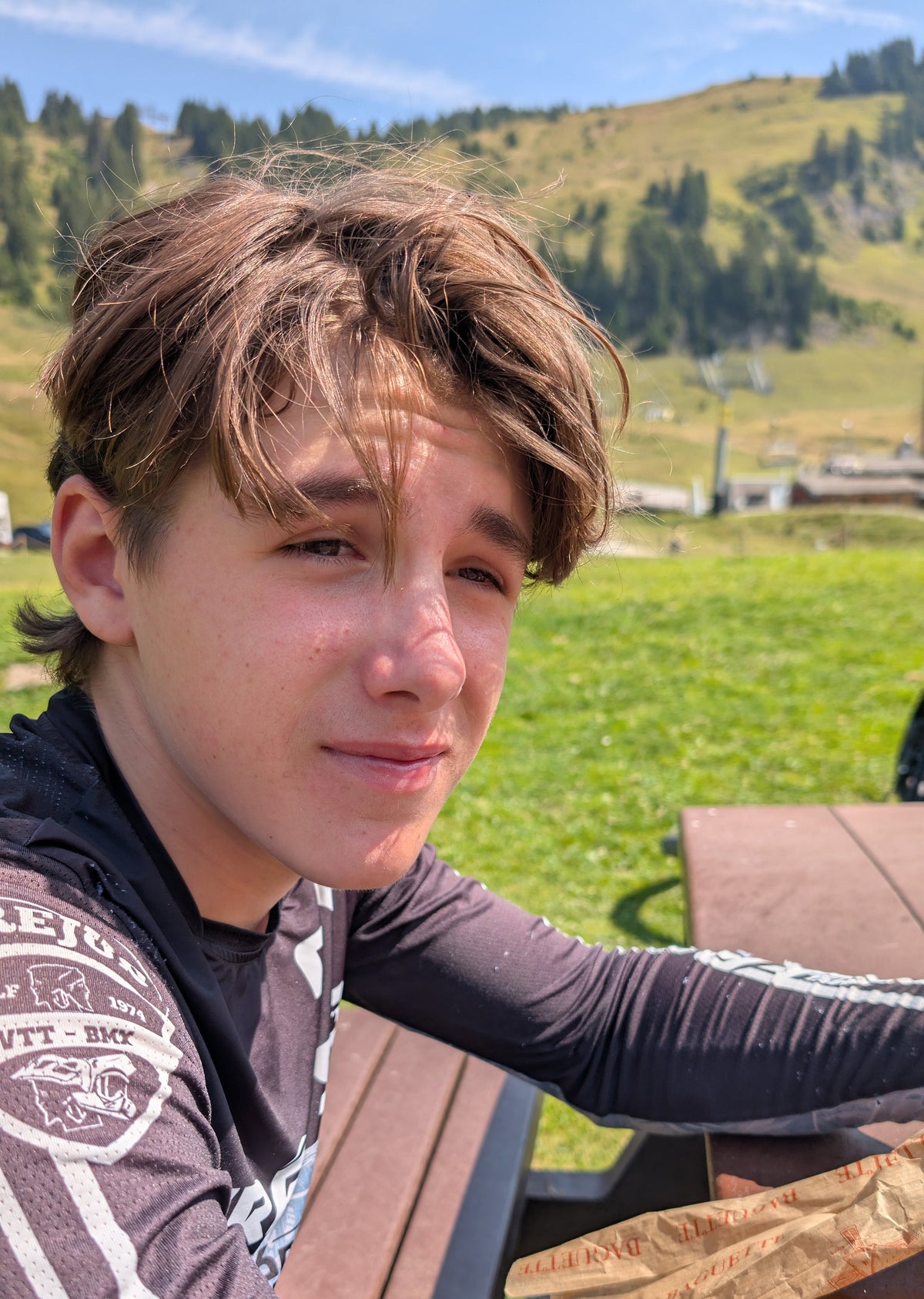 Thomas ambassadeur Fearless Flow avec son maillot du club de Fréjus au portes du soleil