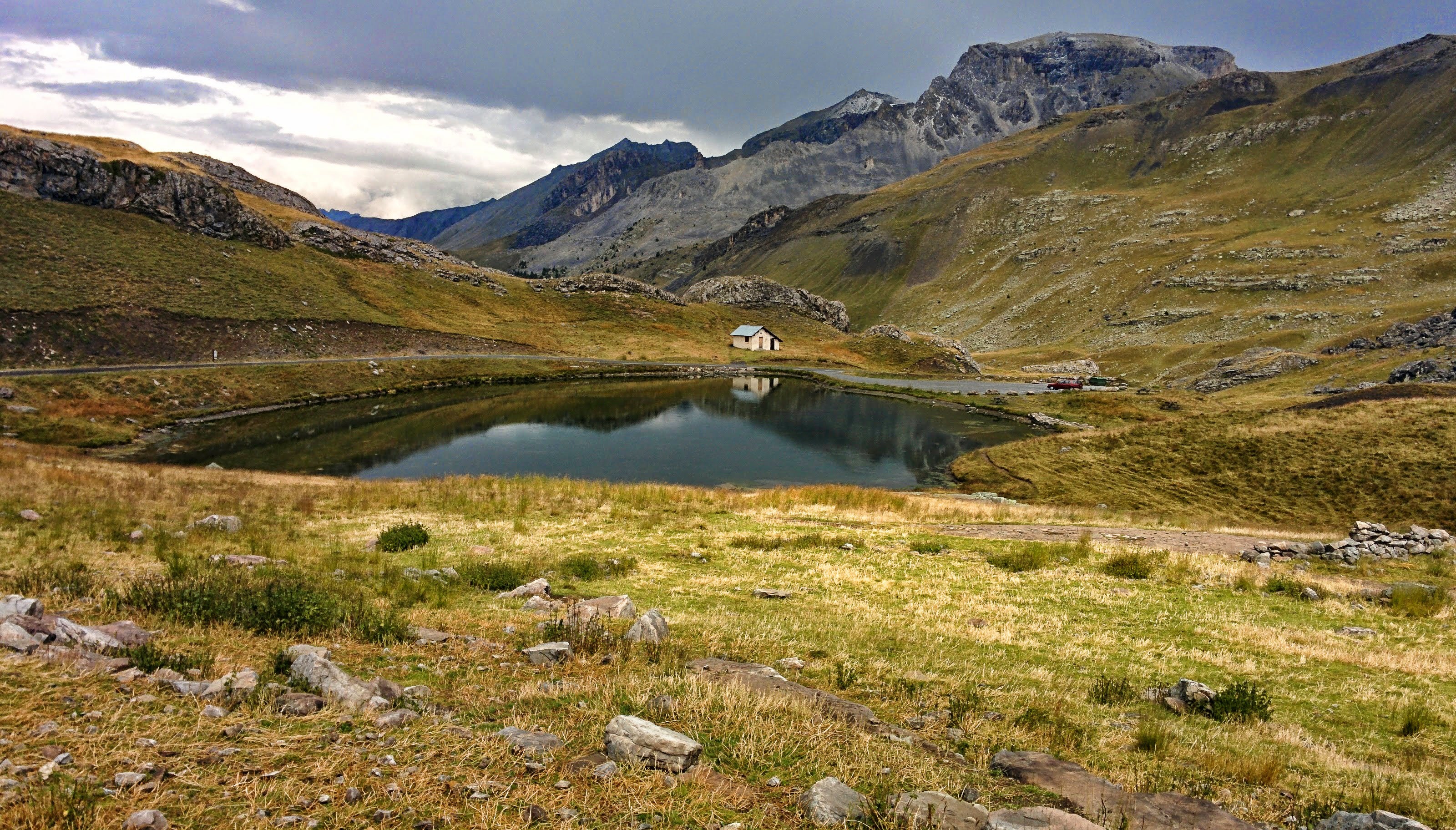 Vue sur un petit étang en pleine montagne, coté nord direction Barcelonnette, après le col de la Bonnette en venant de Nice