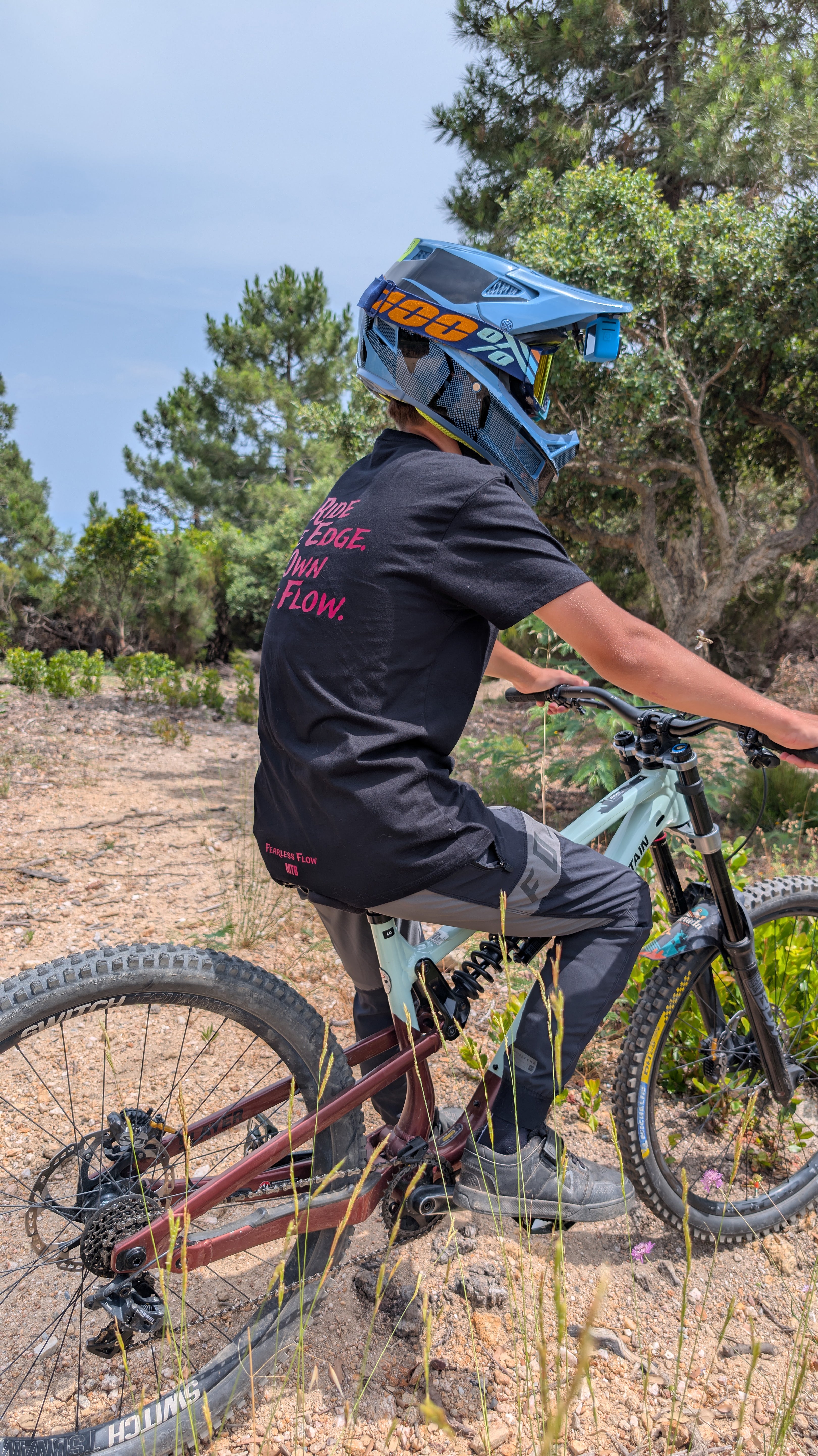 Tee-shirt noir Fearless Flow premier drop pour rider VTT freeride, porté par l’ambassadeur Timéo sur son DH Rocky Mountain à la DH de Mandelieu la Napoule, vue de dos.