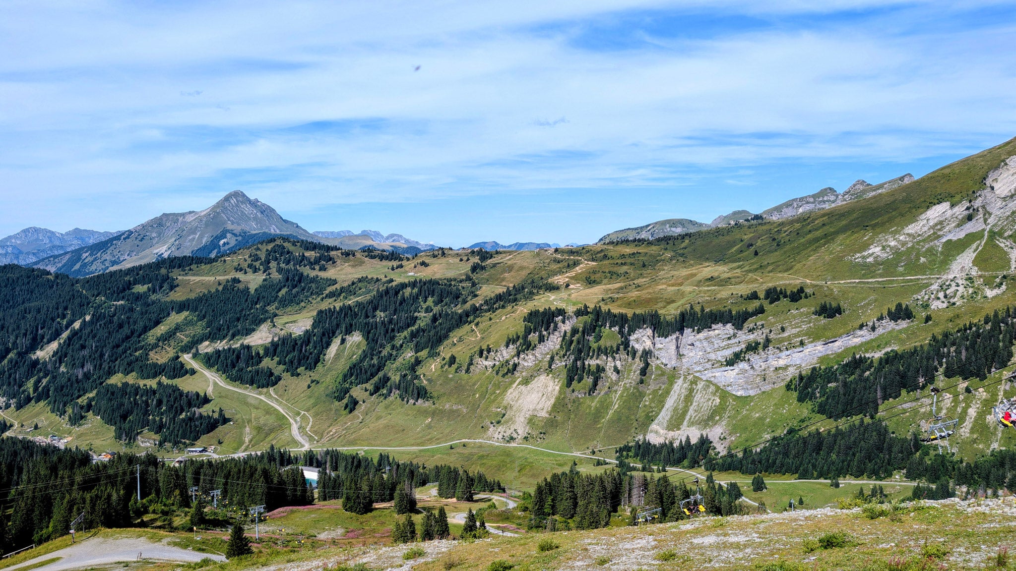 Vue d'ensemble sur la montagne et le Bike Park des Lindarets aux portes du soleil en été