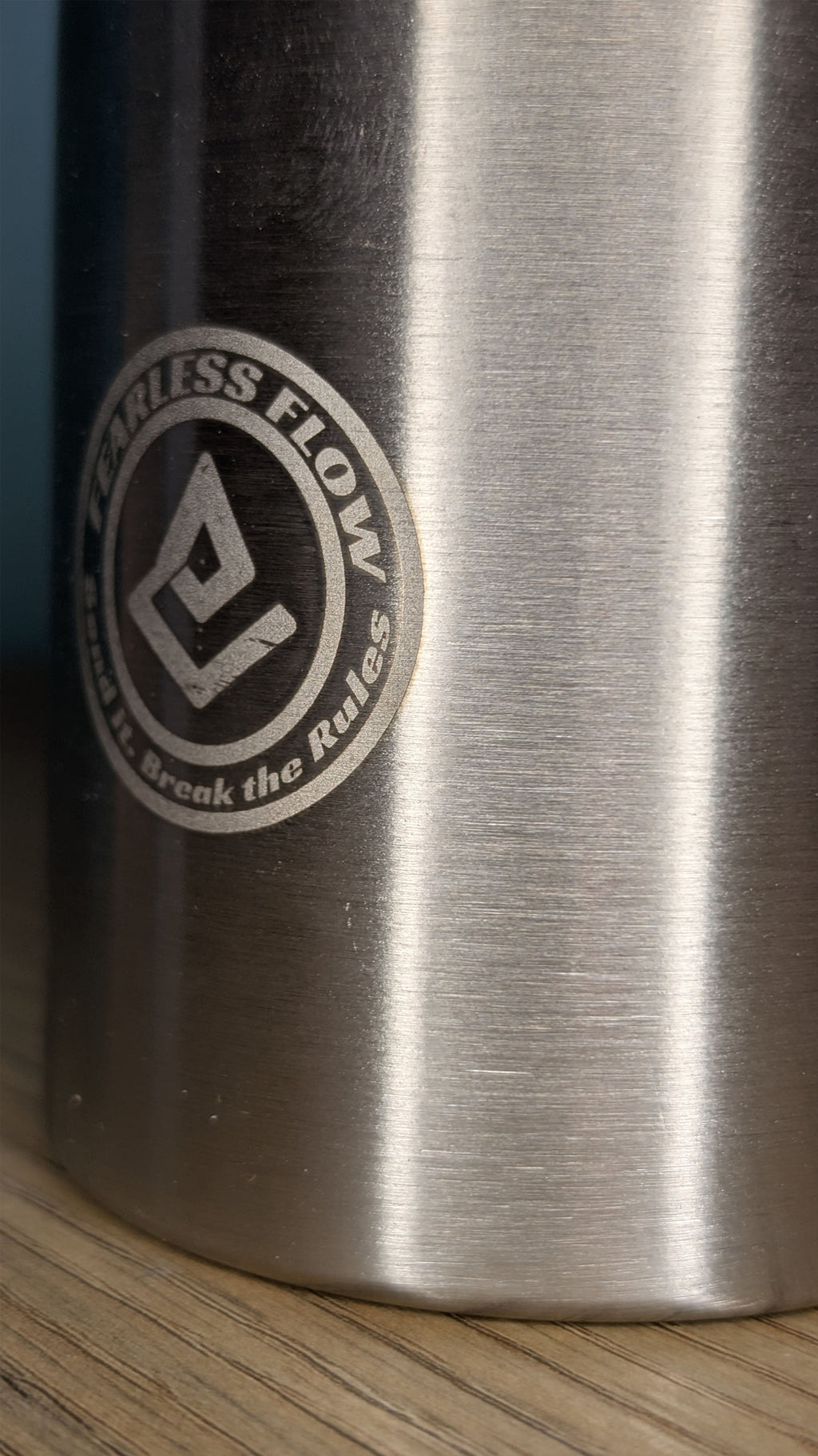 Gros plan sur un mug acier Fearless Flow posé après une session VTT