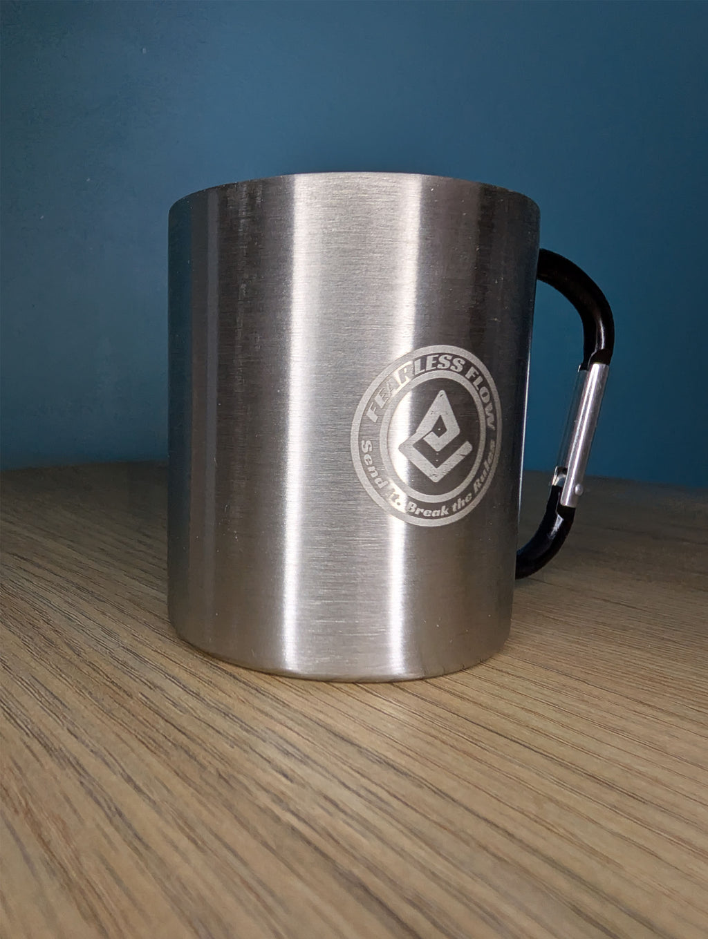 Gros plan sur un mug Fearless Flow avec logo de rider VTT
