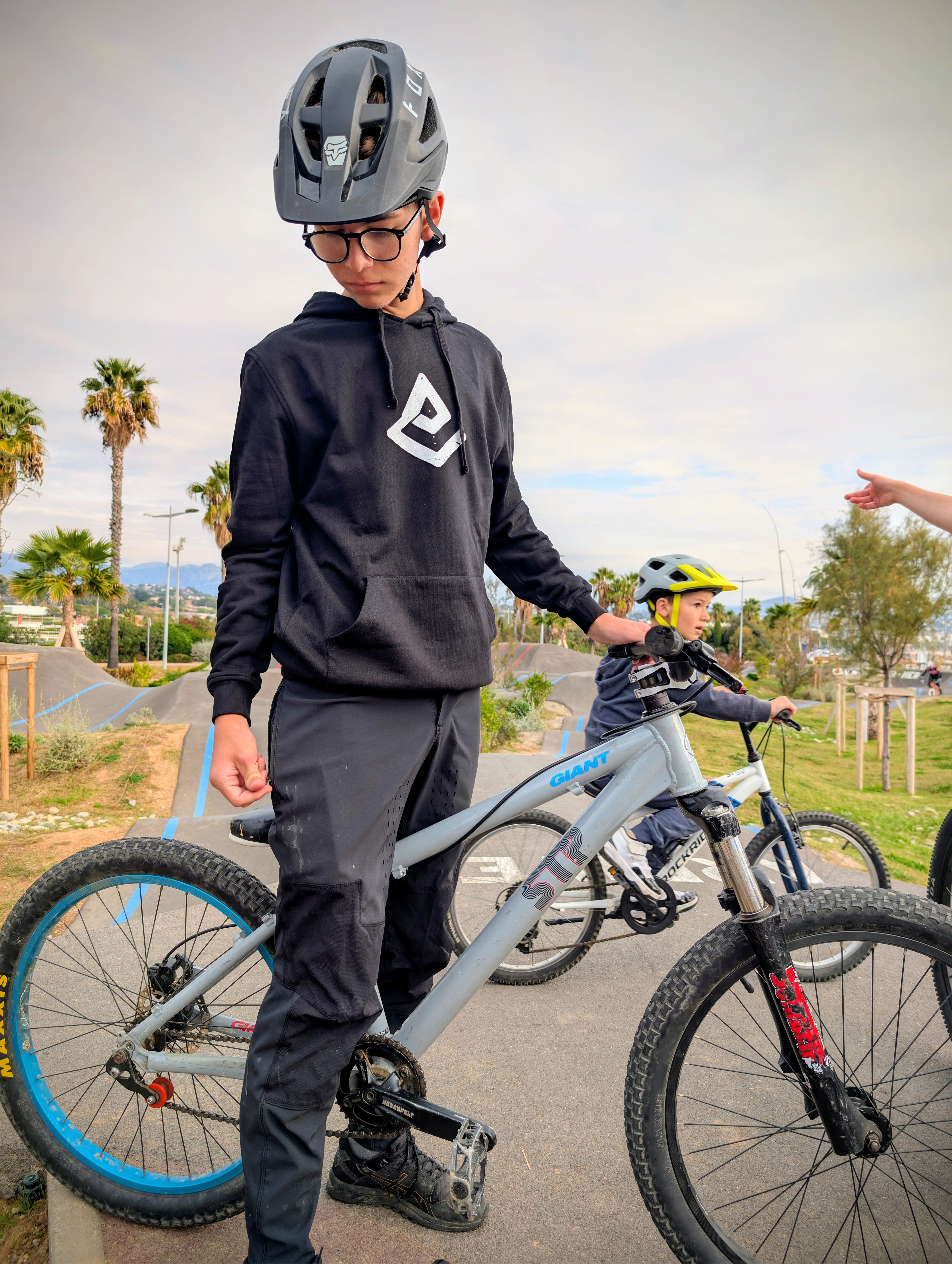 Hoodie noir Fearless Flow pour rider VTT freeride, porté par l’ambassadeur Timéo sur son dirt au pump park de Cagnes-sur-Mer, vue de face.
