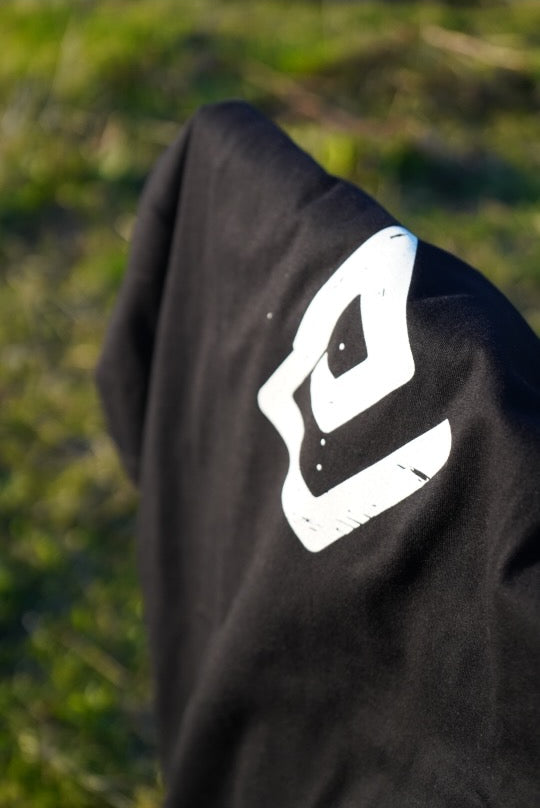 Tee-shirt noir Fearless Flow pour rider VTT, freeride, vue de face logo impression blanche.