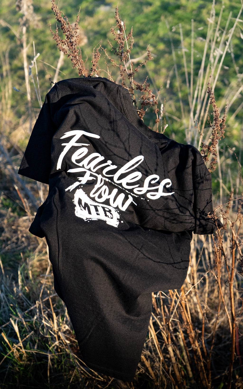 Tee-shirt noir Fearless Flow pour rider VTT, freeride, vue de dos écriture impression blanche.