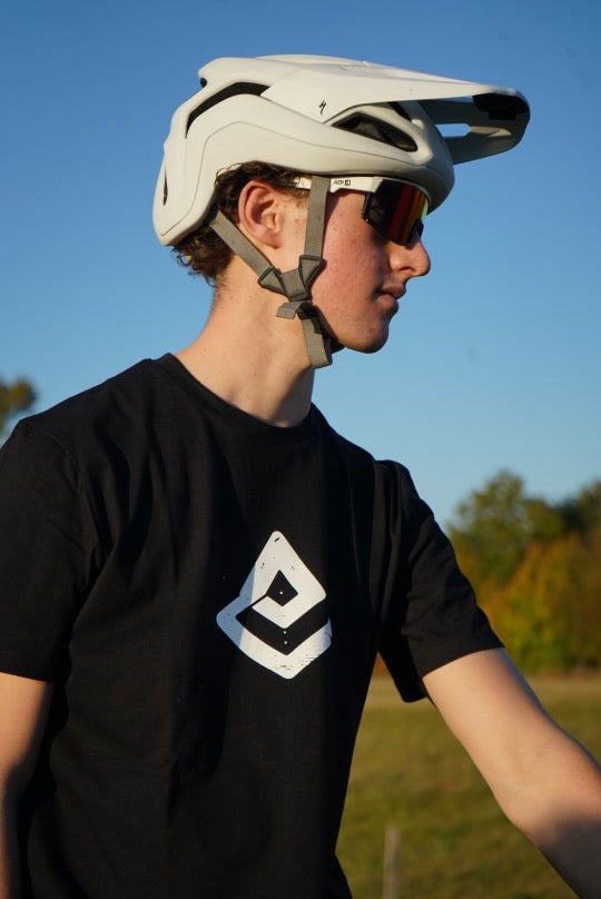 Tee-shirt noir Fearless Flow pour rider VTT, freeride, vue de face logo impression blanche, porté par l'ambassadeur Martin.