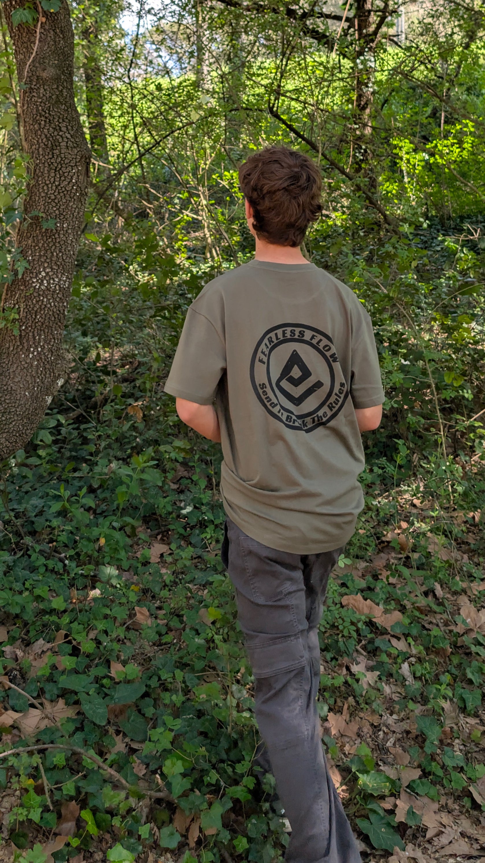 Tee-shirt streetwear VTT Fearless Flow kaki avec logo dos Send It Break The Rules, coupe oversize portée en forêt
